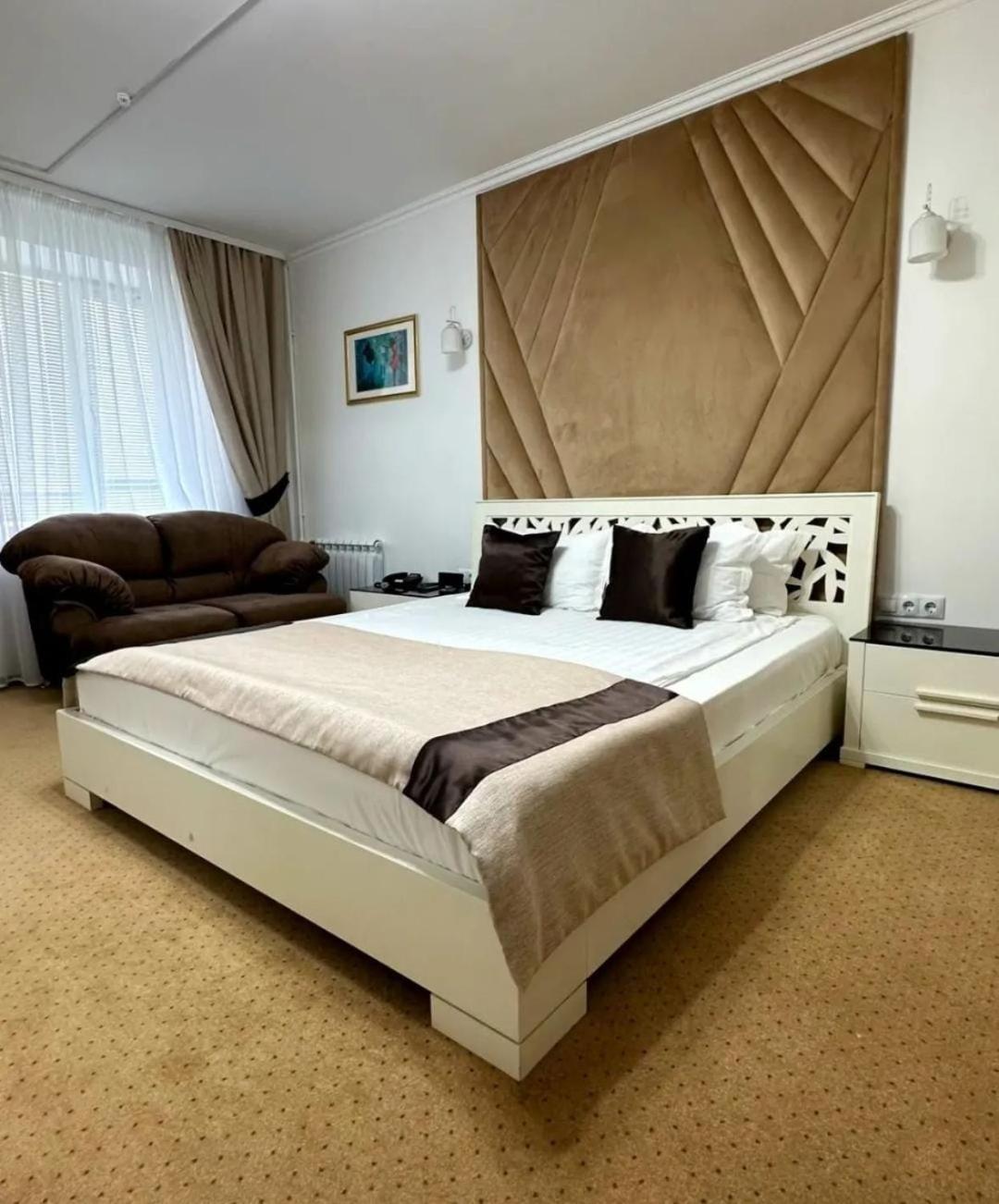 Kurmet Hotel Uralsk Eksteriør billede