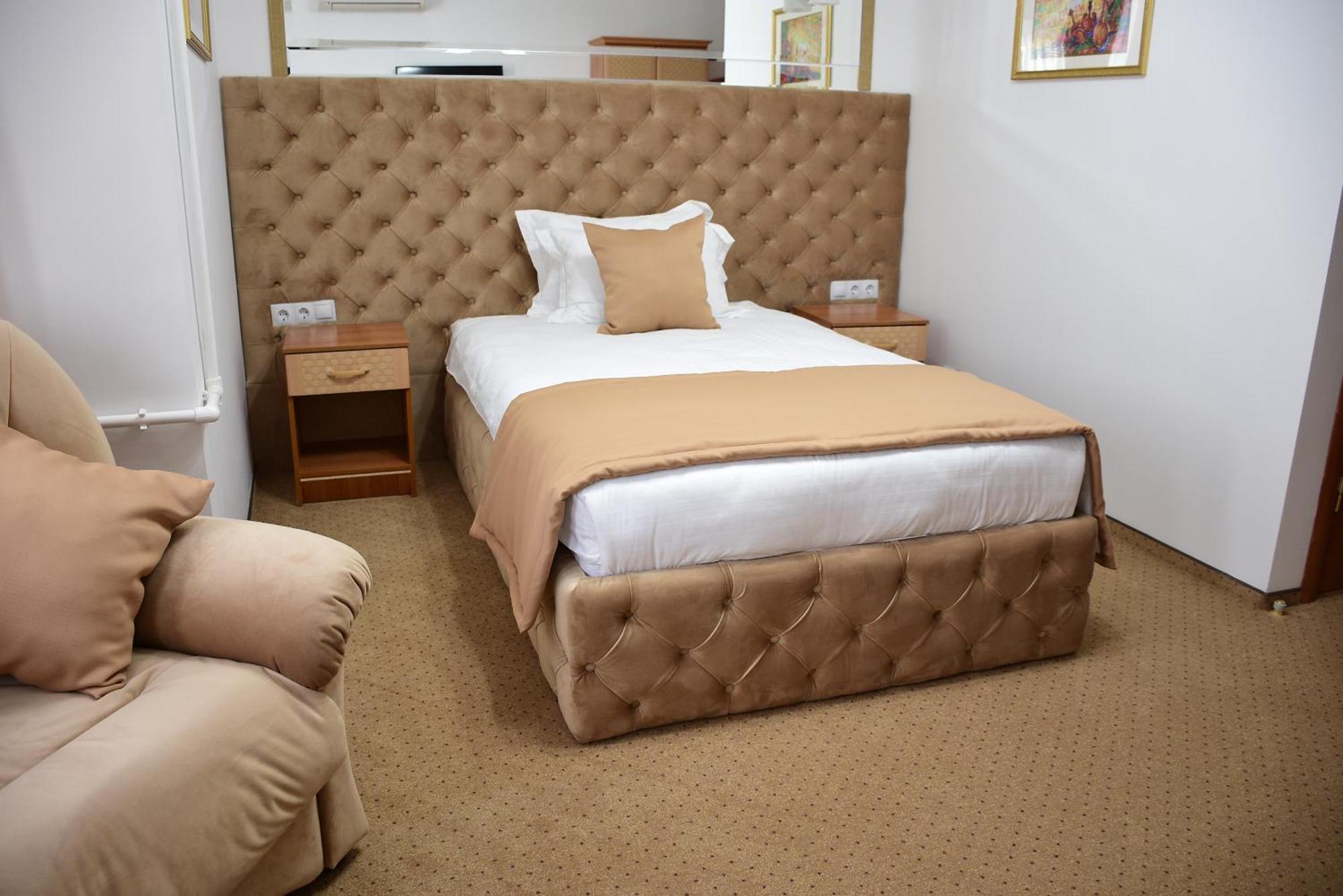 Kurmet Hotel Uralsk Eksteriør billede
