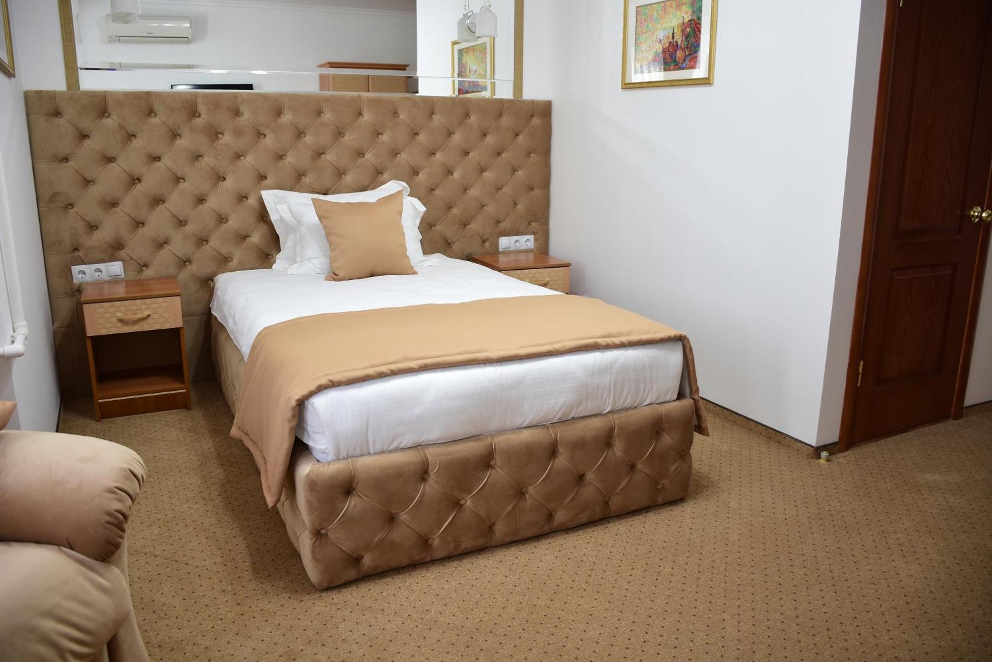 Kurmet Hotel Uralsk Eksteriør billede